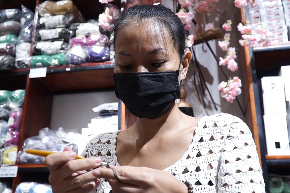 Hội móc len đan “tai giả” gửi tuyến đầu chống dịch Covid-19 - 4 Hội móc len đan “tai giả” gửi tuyến đầu chống dịch Covid-19 - 4