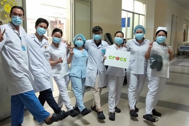 Crocs tặng 800 đôi dép cho đội ngũ y bác sĩ tuyến đầu chống dịch Covid-19