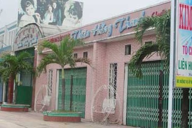 Công an nổ súng hơi cay giữa đám cưới