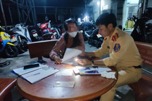 Xử phạt người phụ nữ lái ô tô ngược chiều trên cao tốc Mỹ Thuận - Cần Thơ