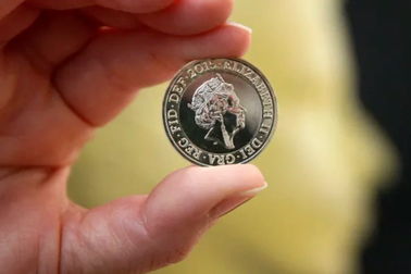 Hàng tỷ đồng xu in hình Nữ hoàng Elizabeth II sẽ ra sao?