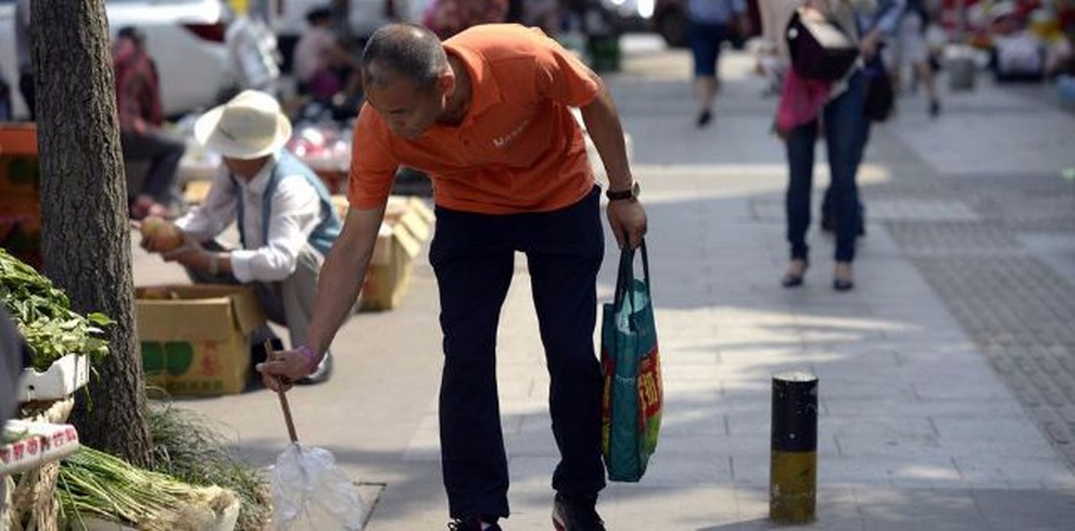Người đàn ông đi ô tô siêu sang và hành trình nhặt rác 2 tiếng mỗi ngày - 4 Người đàn ông đi ô tô siêu sang và hành trình nhặt rác 2 tiếng mỗi ngày - 4