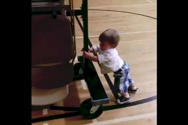 Đáng yêu clip bé trong phòng tập