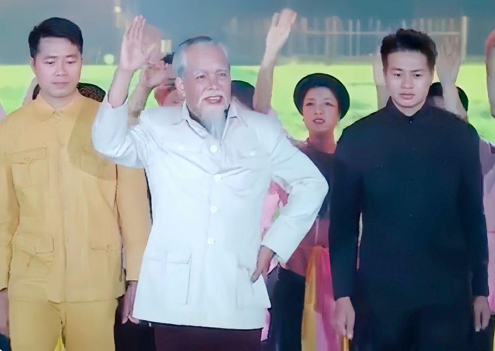 NSND Mạnh Thắng vào vai Bác Hồ gây xúc động trên sân khấu - 1 NSND Mạnh Thắng vào vai Bác Hồ gây xúc động trên sân khấu - 1