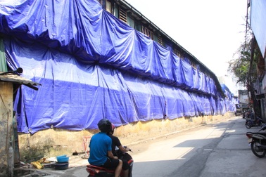 Quây bạt, dọn vệ sinh quanh khu vực cháy Nhà máy Rạng Đông