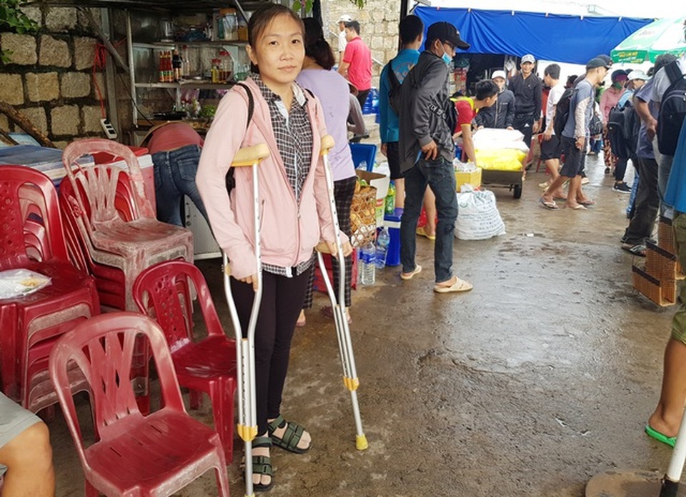 “Cô giáo chống nạng vượt biển đi dạy học” mong được về đất liền giảng dạy - 2 “Cô giáo chống nạng vượt biển đi dạy học” mong được về đất liền giảng dạy - 2