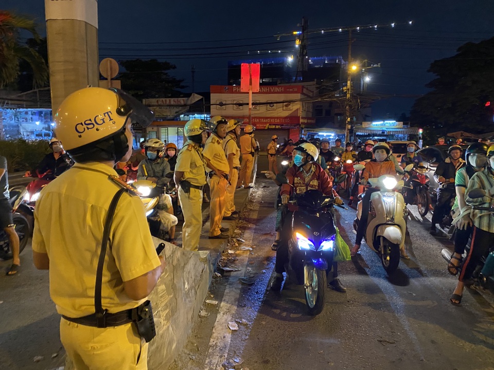 Cảnh sát cửa ngõ Sài Gòn xử lý hàng trăm trường hợp vi phạm giao thông - 2 Cảnh sát cửa ngõ Sài Gòn xử lý hàng trăm trường hợp vi phạm giao thông - 2