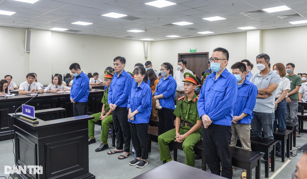 Cựu Cục phó Trần Hùng lĩnh 9 năm tù vì nhận hối lộ 300 triệu đồng - 1 Cựu Cục phó Trần Hùng lĩnh 9 năm tù vì nhận hối lộ 300 triệu đồng - 1