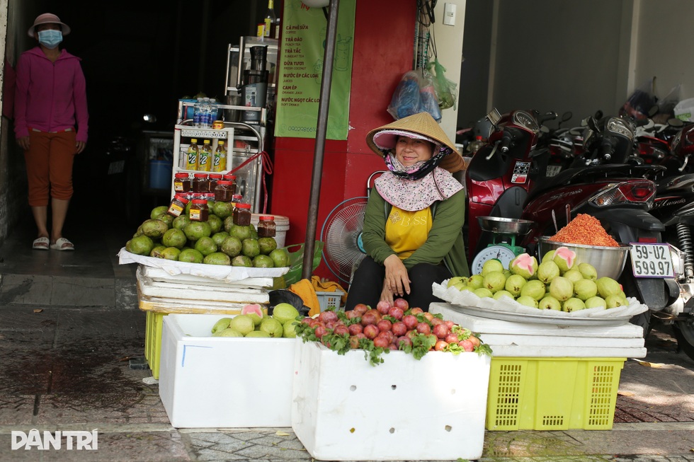 Thu hơn 400 triệu đồng sau một tháng thí điểm cho thuê vỉa hè quận 1 - 2 Thu hơn 400 triệu đồng sau một tháng thí điểm cho thuê vỉa hè quận 1 - 2