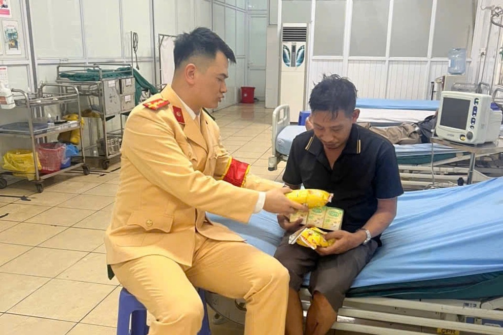 Bất tỉnh khi đang làm thủ tục, người đàn ông được CSGT kịp thời hỗ trợ - 1 Bất tỉnh khi đang làm thủ tục, người đàn ông được CSGT kịp thời hỗ trợ - 1