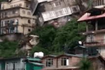 Khoảnh khắc tòa nhà 8 tầng đổ sập trong tích tắc ở Ấn Độ