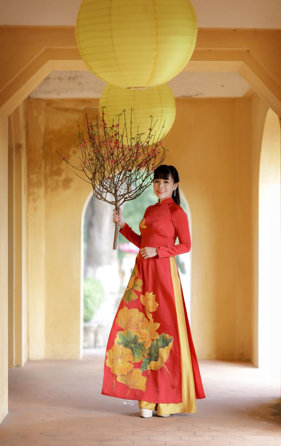 Hoa hậu Phạm Bích Thủy rạng rỡ du Xuân trong tà áo dài - 3 Hoa hậu Phạm Bích Thủy rạng rỡ du Xuân trong tà áo dài - 3