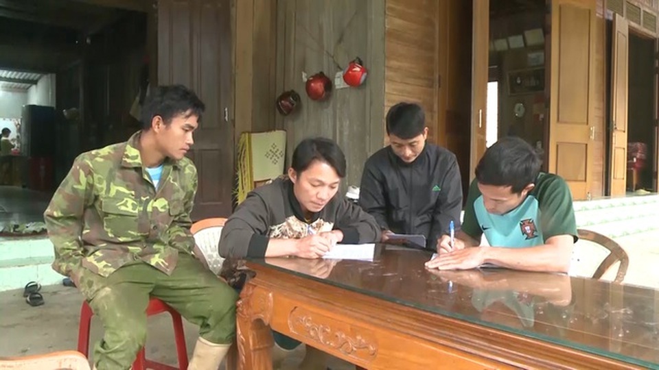 Viết đơn xin thoát nghèo, 25 hộ dân miền núi được tặng giấy khen - 2 Viết đơn xin thoát nghèo, 25 hộ dân miền núi được tặng giấy khen - 2