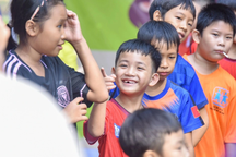 Món quà Tết đặc biệt của những đứa trẻ "tới đâu hay đến đó"