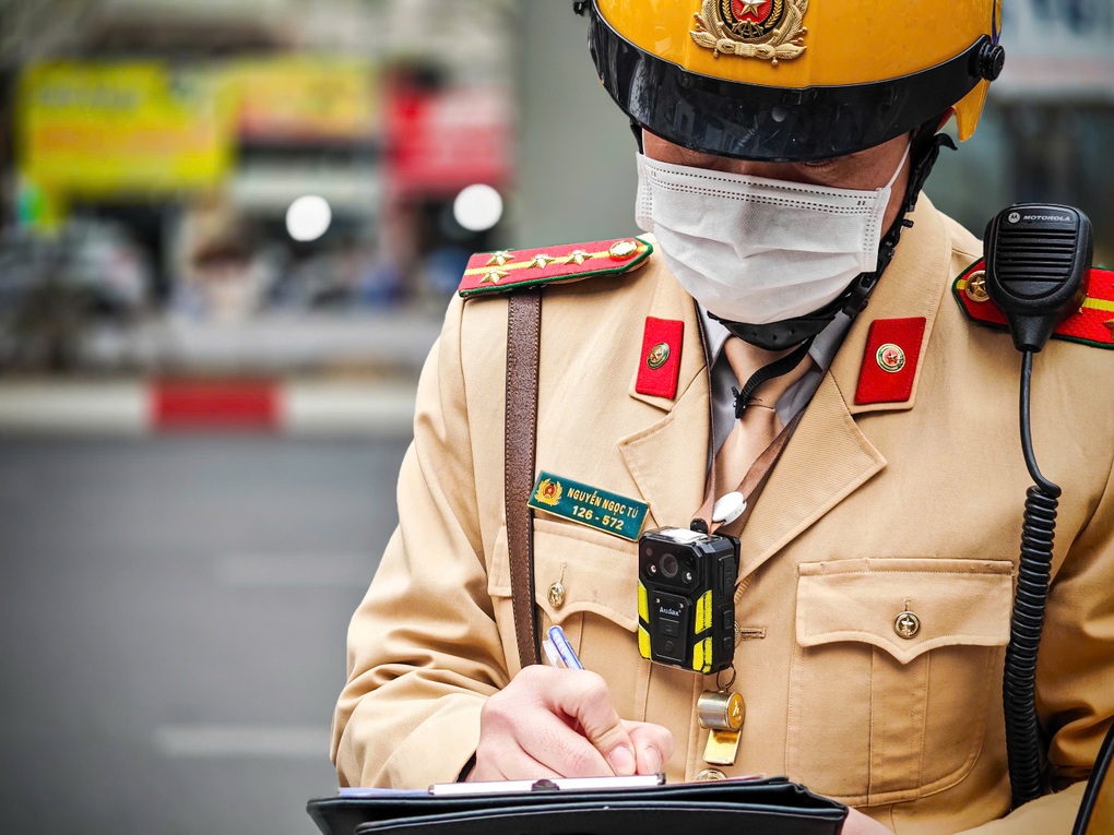Xử phạt hàng loạt ô tô dừng đỗ, đón trả khách sai quy định ở Hà Nội - 1 Xử phạt hàng loạt ô tô dừng đỗ, đón trả khách sai quy định ở Hà Nội - 1