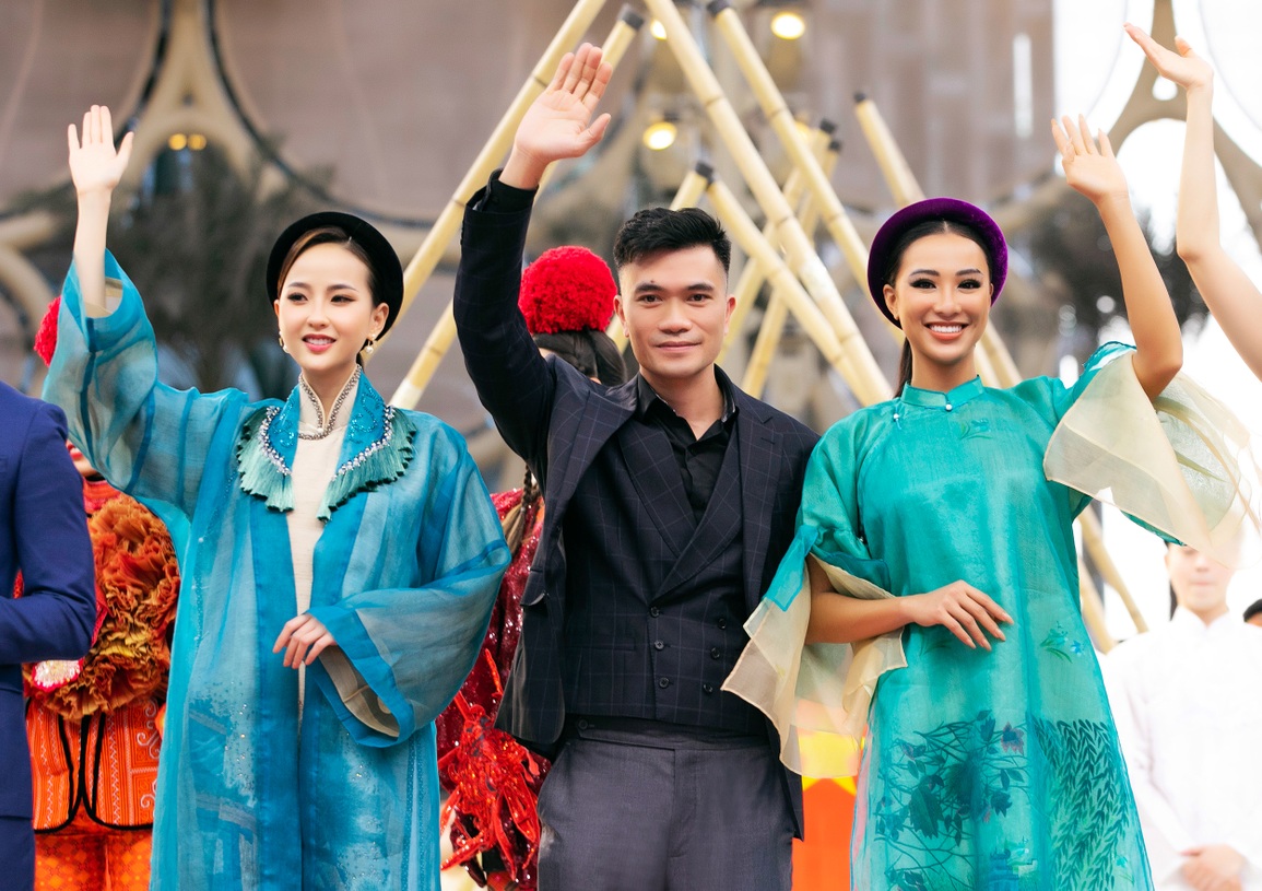 Á hậu Kim Duyên trình diễn cho NTK Vũ Việt Hà tại Ngày Quốc gia Việt Nam - 5 Á hậu Kim Duyên trình diễn cho NTK Vũ Việt Hà tại Ngày Quốc gia Việt Nam - 5