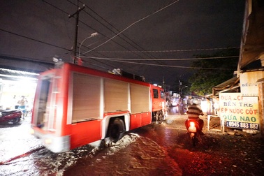 Nín thở “vượt cạn” cùng xe cứu hỏa qua con đường Nữ dân công "đau khổ"!