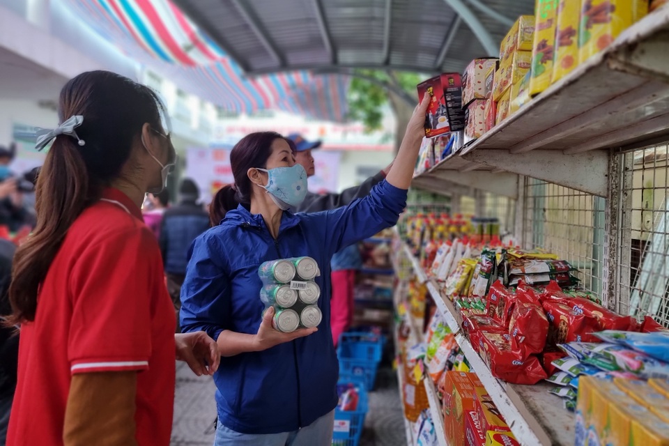 Chợ nhân đạo tặng 1.000 phiếu mua hàng miễn phí tới các hộ khó khăn - 1 Chợ nhân đạo tặng 1.000 phiếu mua hàng miễn phí tới các hộ khó khăn - 1
