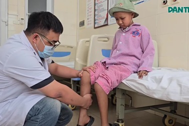 Bé gái vùng cao được ghép xương thành công, rạng rỡ trở về đi học