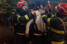 Cảnh sát giải cứu 6 người mắc kẹt trong vụ cháy cơ sở massage ở Hà Nội