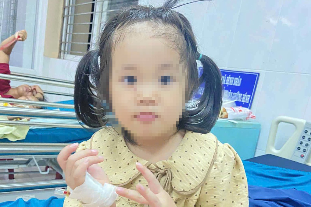 Cảnh sát giao thông dùng xe tuần tra, dẹp đường để bé gái 4 tuổi đi cấp cứu - 1 Cảnh sát giao thông dùng xe tuần tra, dẹp đường để bé gái 4 tuổi đi cấp cứu - 1