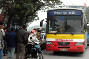 Hà Nội: “Thót tim” vụ xe buýt chèn taxi trên phố