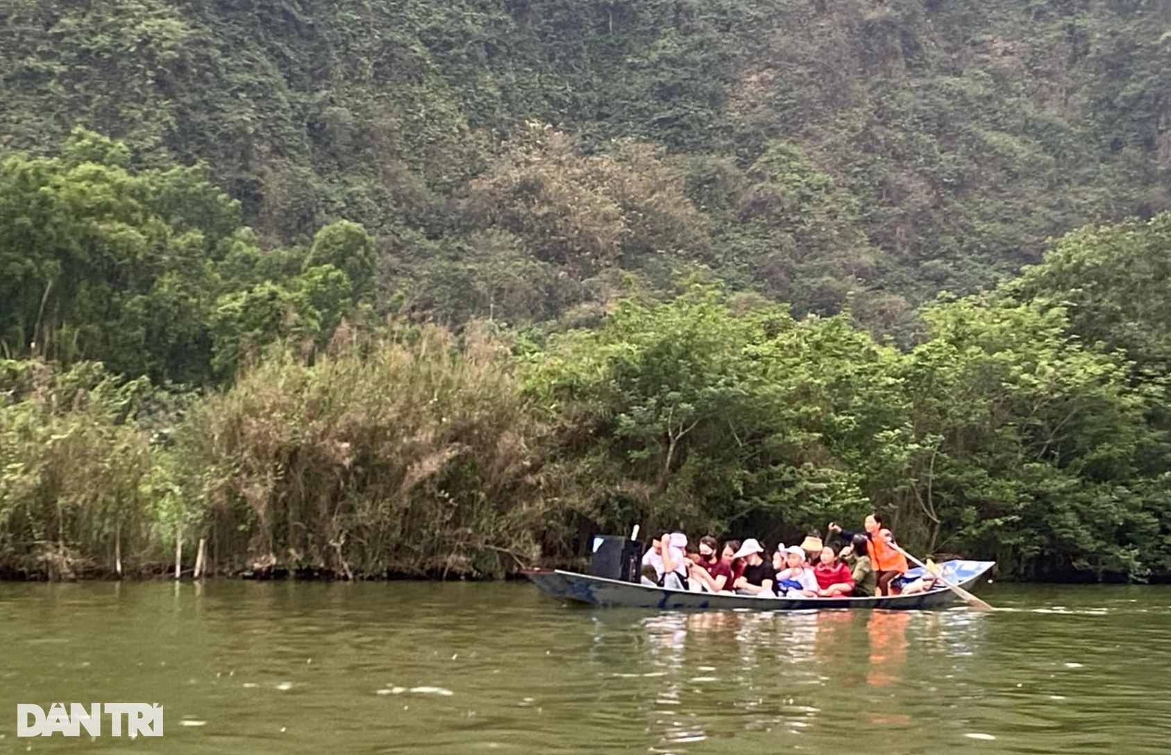 Khách đi đò không mặc áo phao, biến chùa Hương thành sàn diễn giọng ca - 3