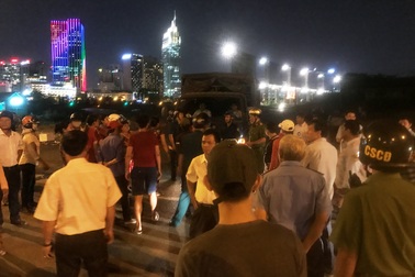 Chống đối quyết liệt khi bị cấm buôn bán trên nóc hầm Thủ Thiêm