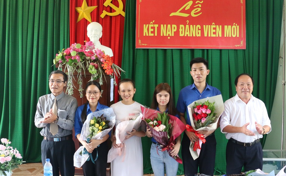 Quảng Ngãi: Nhiều học sinh ưu tú được vinh dự đứng vào hàng ngũ của Đảng - 1 Quảng Ngãi: Nhiều học sinh ưu tú được vinh dự đứng vào hàng ngũ của Đảng - 1
