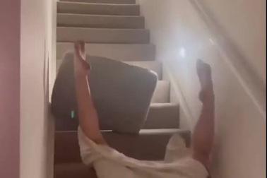 Cô gái gặp tai nạn đau đớn vì nghịch dại