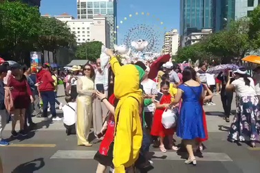 Đường hoa Nguyễn Huệ đông kín khách tham quan.