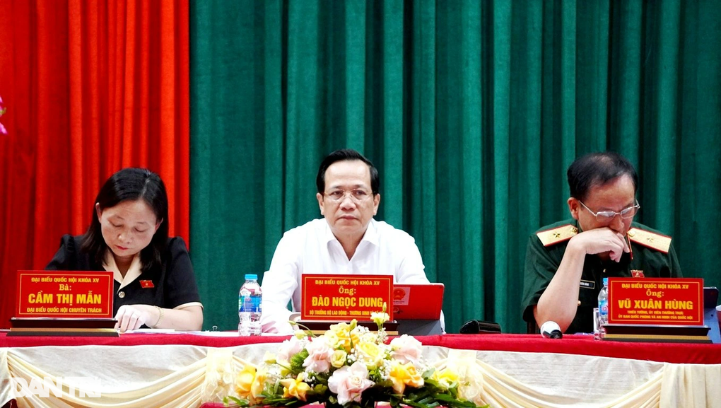 Bộ trưởng Đào Ngọc Dung báo cáo cử tri chuyện tăng lương, vấn đề ngành y - 3 Bộ trưởng Đào Ngọc Dung báo cáo cử tri chuyện tăng lương, vấn đề ngành y - 3