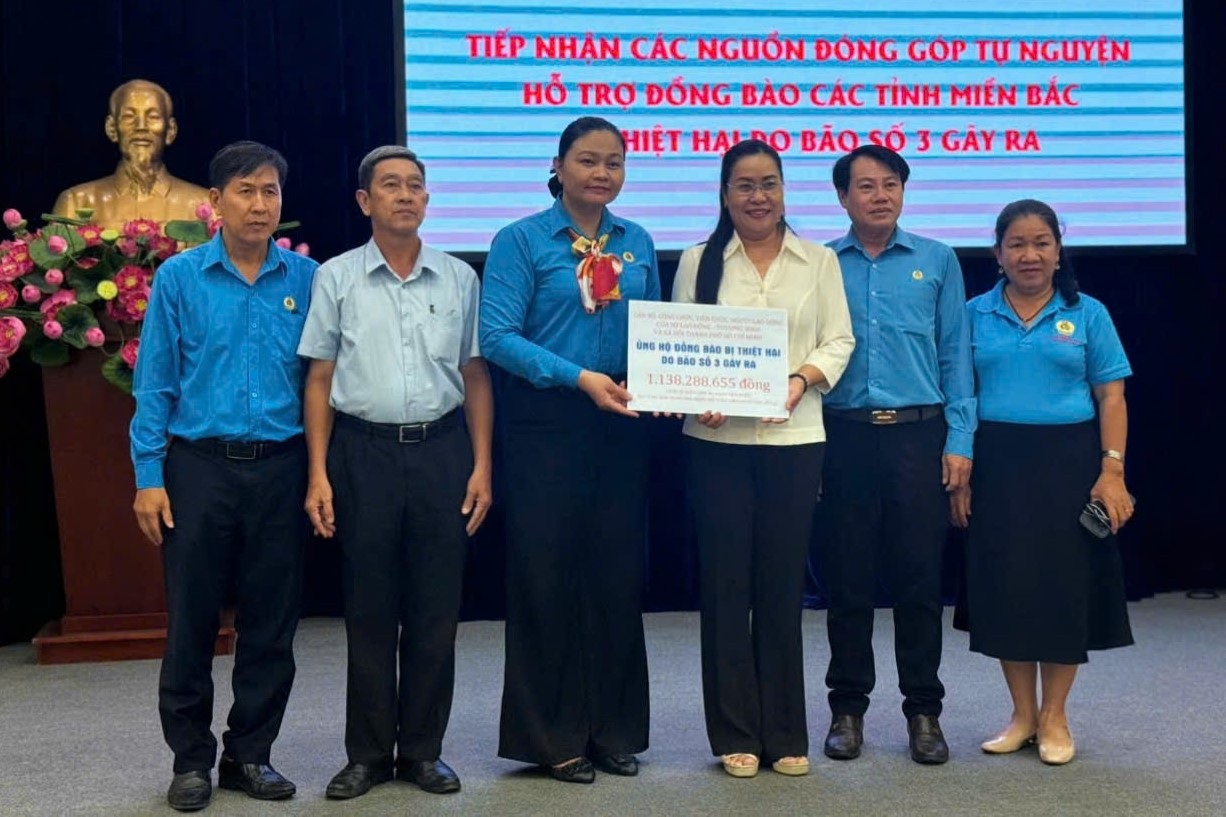 Dinas Tenaga Kerja, Penyandang Disabilitas dan Sosial Kota Ho Chi Minh memberikan bantuan kepada masyarakat yang terkena dampak badai dan banjir sebesar 1,1 miliar VND - 1 Sở LĐ-TBXH TPHCM ủng hộ đồng bào bị thiệt hại do bão lũ 1,1 tỷ đồng - 1