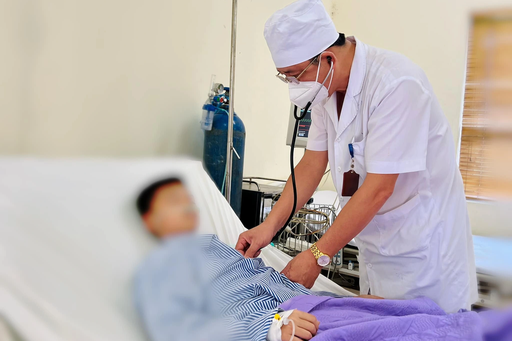 Bị ong mặt quỷ đốt khi đi học về, nam sinh sốc phản vệ phải cấp cứu - 1 Bị ong mặt quỷ đốt khi đi học về, nam sinh sốc phản vệ phải cấp cứu - 1