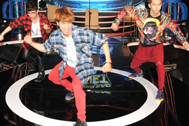 Ngôi sao Việt trao vé đi Hàn cho "trai xinh, gái đẹp"