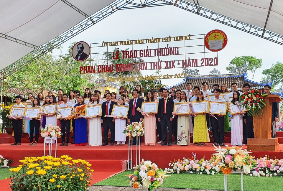 Trao giải thưởng Phan Châu Trinh đến 68 cá nhân xuất sắc - 1 Trao giải thưởng Phan Châu Trinh đến 68 cá nhân xuất sắc - 1