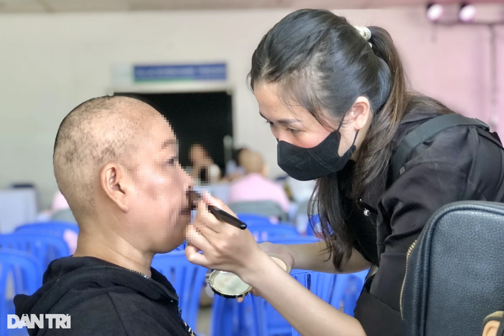 Chuyện những nữ chiến binh K rụng sạch tóc: Đội tóc giả, ai cũng khen đẹp - 2 Chuyện những nữ chiến binh K rụng sạch tóc: Đội tóc giả, ai cũng khen đẹp - 2