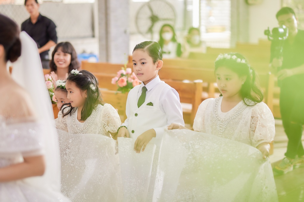 Con trai 7 tuổi có cử chỉ gây xúc động tại lễ cưới Khánh Thi - Phan Hiển - 3 Con trai 7 tuổi có cử chỉ gây xúc động tại lễ cưới Khánh Thi - Phan Hiển - 3