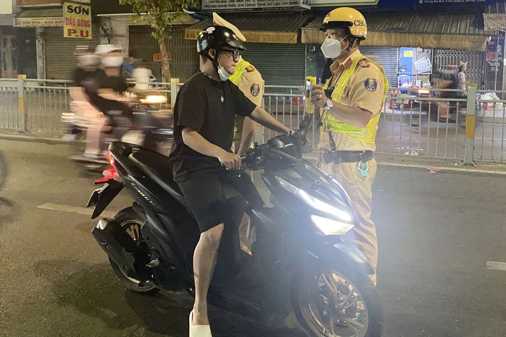 CSGT lập chốt sát nhà hàng tiệc cưới, nhiều người ở TPHCM bị phạt - 3 CSGT lập chốt sát nhà hàng tiệc cưới, nhiều người ở TPHCM bị phạt - 3