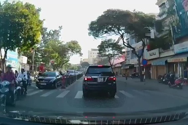 Cố tình đi ngược chiều,  người đi xe máy còn "gân cổ" nói lý