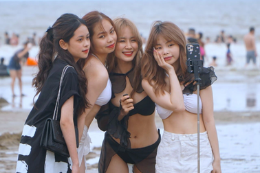 Ken đặc du khách trên bãi tắm Sầm Sơn trong ngày 30/4