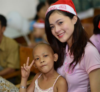 Người đẹp Miss Photo tặng quà Noel cho bệnh nhi ung thư