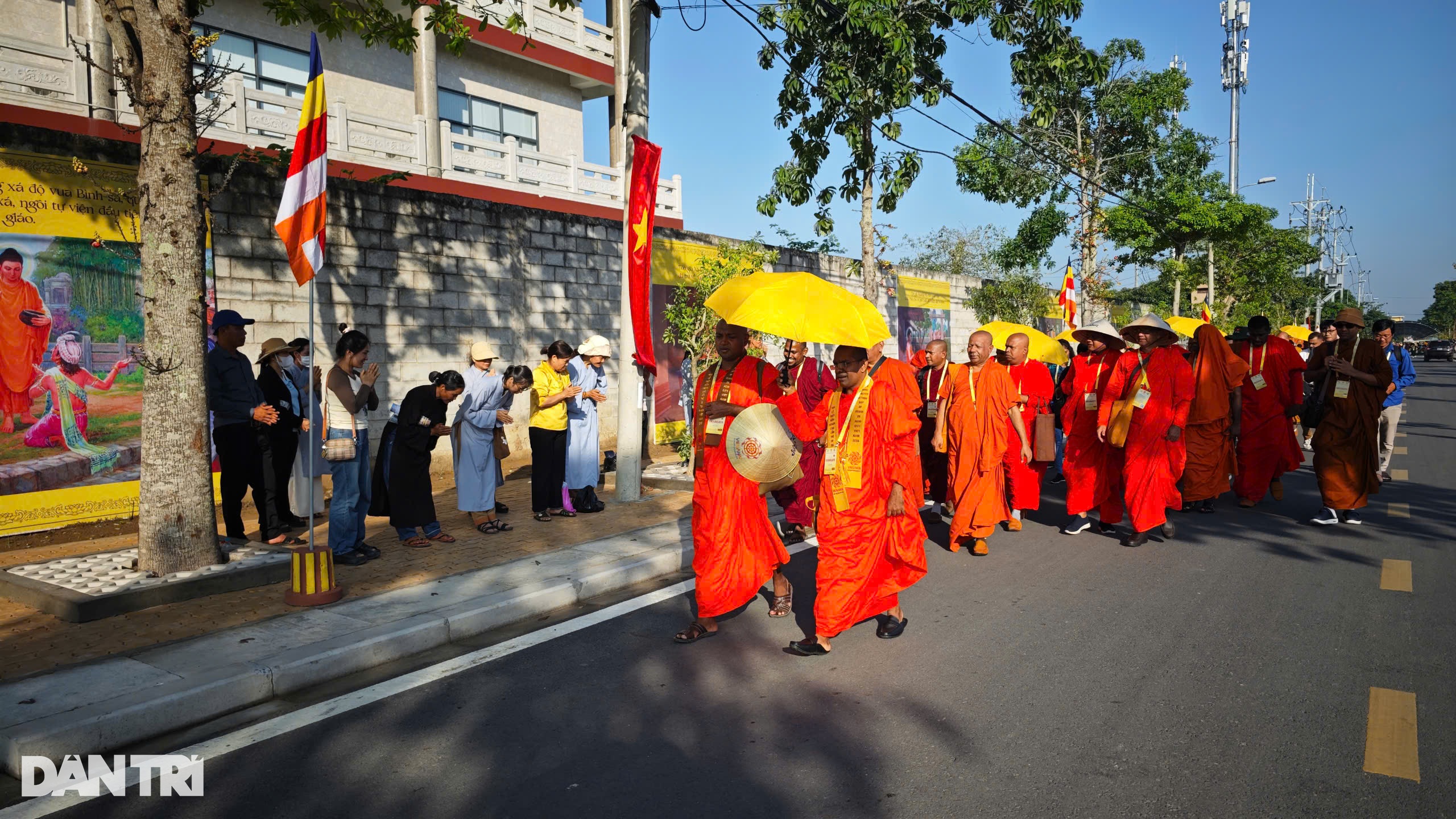 Dư âm Vesak 2025: Niềm vui chiêm bái xá lợi và ước vọng hòa bình - 2 Dư âm Vesak 2025: Niềm vui chiêm bái xá lợi và ước vọng hòa bình - 2