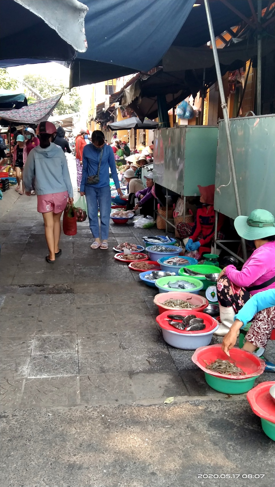 Buôn bán ế ẩm nhiều chủ hàng thịt lợn đành “treo quầy” - 5 Buôn bán ế ẩm nhiều chủ hàng thịt lợn đành “treo quầy” - 5
