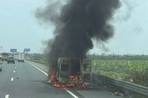Ô tô khách 16 chỗ bốc cháy ngùn ngụt trên cao tốc Pháp Vân - Cầu Giẽ