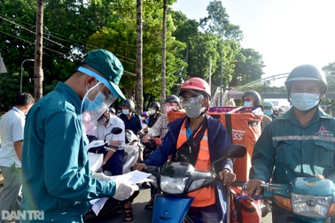 Đường phố Sài Gòn ùn ùn xe cộ, nhiều người bị xử phạt ra ngoài không lý do