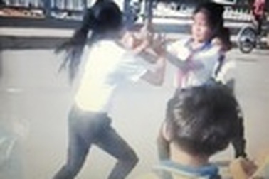 Đạo đức một bộ phận học sinh xuống cấp: Có nên đổ lỗi cho xã hội?