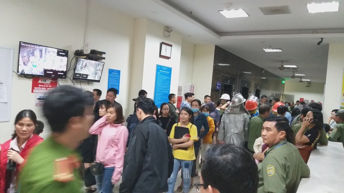 Hà Nội: Cháy căn hộ tại tầng 32 chung cư Linh Đàm, hàng nghìn người hốt hoảng ôm con nhỏ chạy bộ xuống sân - Ảnh 7. Hà Nội: Cháy căn hộ tại tầng 32 chung cư Linh Đàm, hàng nghìn người hốt hoảng ôm con nhỏ chạy bộ xuống sân - Ảnh 7.