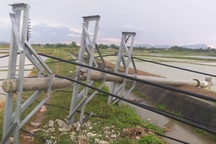 Hàng loạt trụ điện bị dông lốc quật gãy đôi ở Thanh Hóa