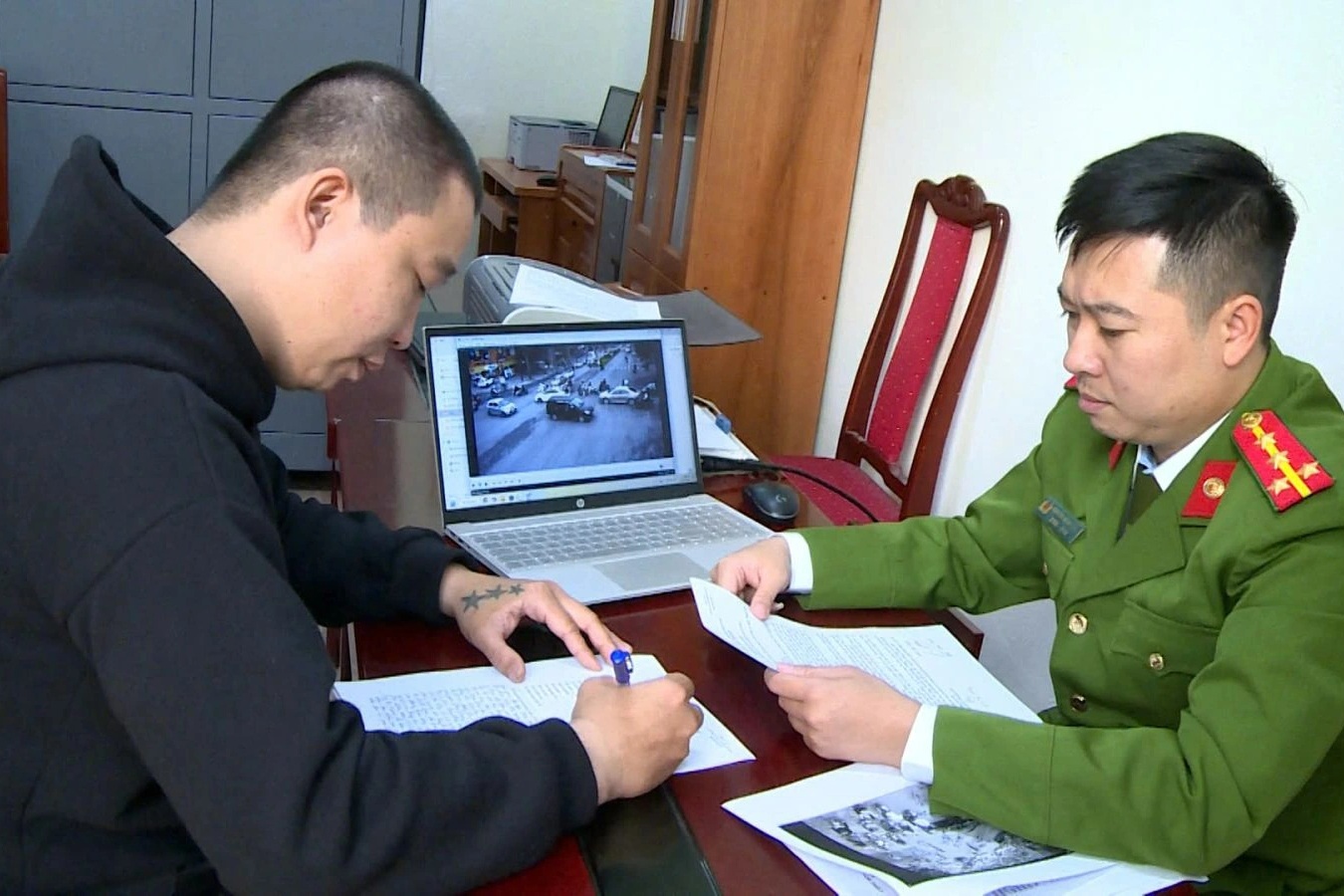 Outros seguranças que dirigiam o trânsito de carros de luxo que iam para um casamento em Thanh Hoa se entregaram - 1 Thêm vệ sĩ phân luồng cho đoàn xe sang đi đám cưới ở Thanh Hóa ra đầu thú - 1